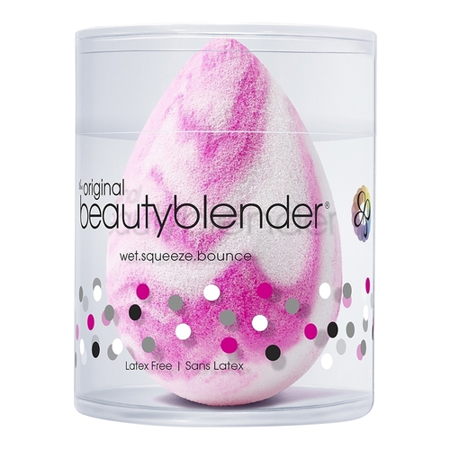 Beautyblender Electric Violet on white background