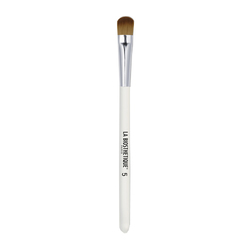 No. 5  Wide Eyeshadow Brush on white background